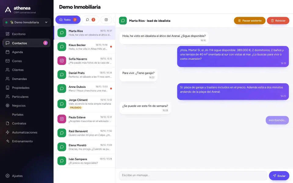 Conversación de WhatsApp en la que el asistente informa de un ático y agenda la visita