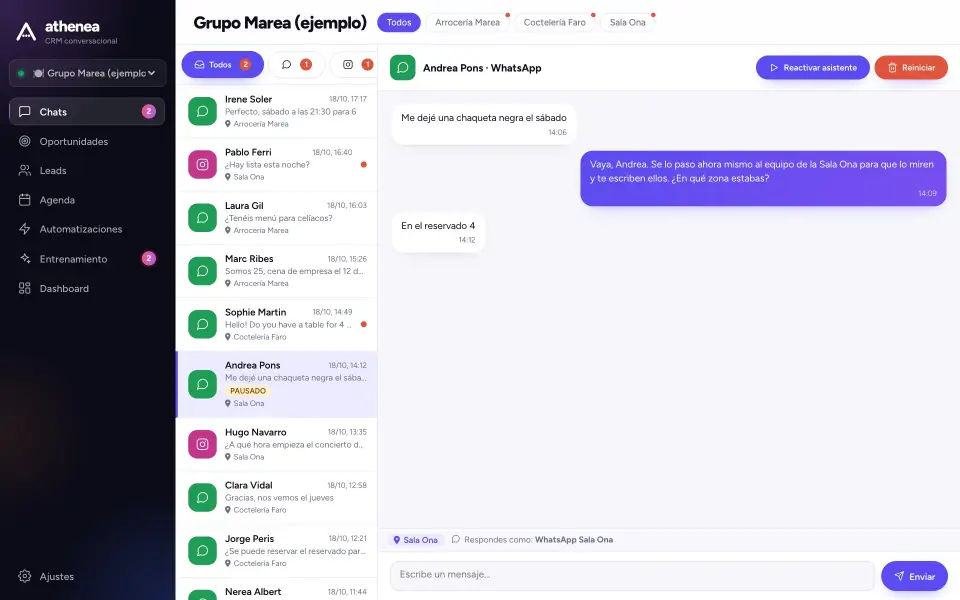 Una clienta avisa de un objeto perdido y el asistente pausa la conversación y avisa al equipo