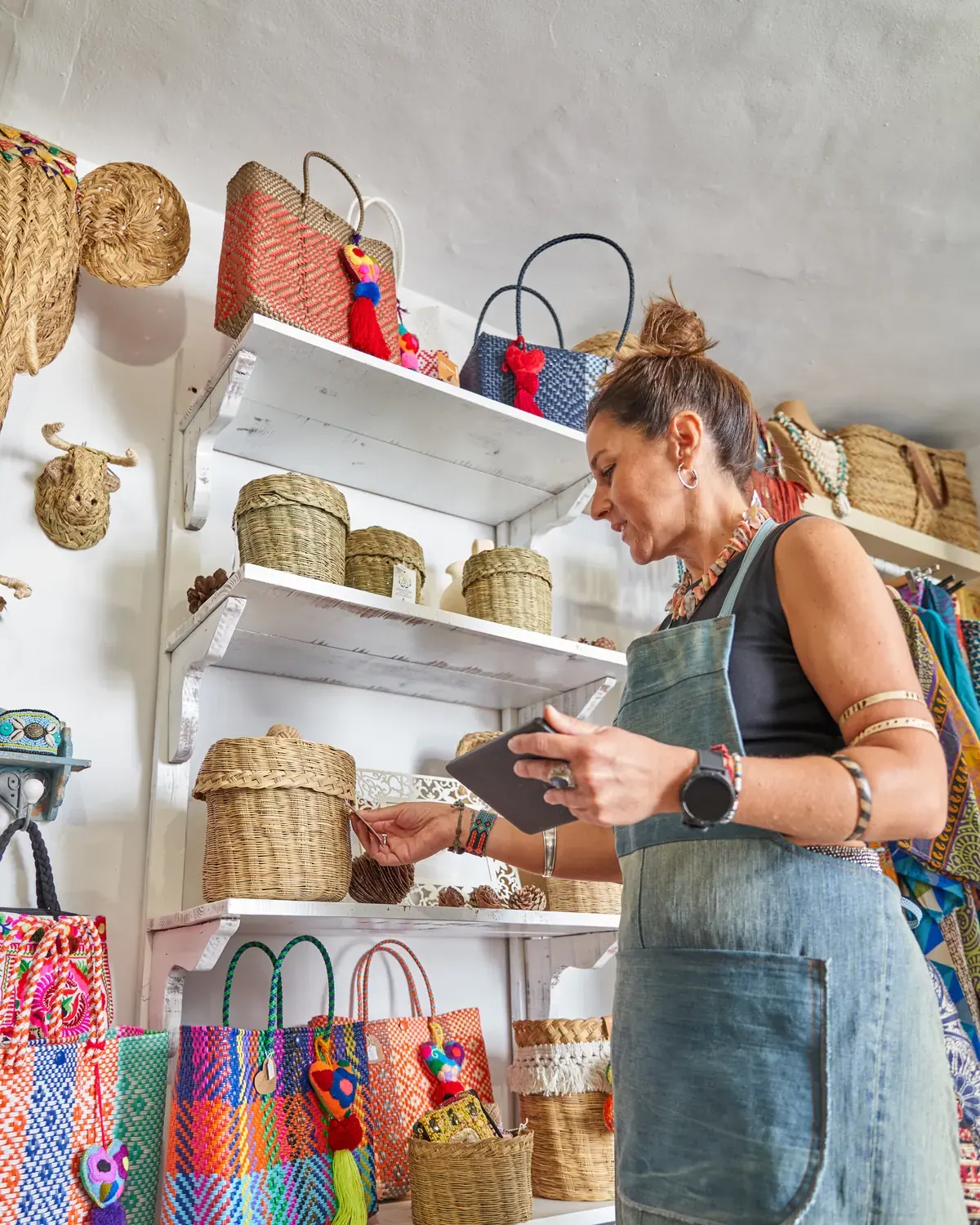 Dependienta haciendo inventario en una tienda de artesanía